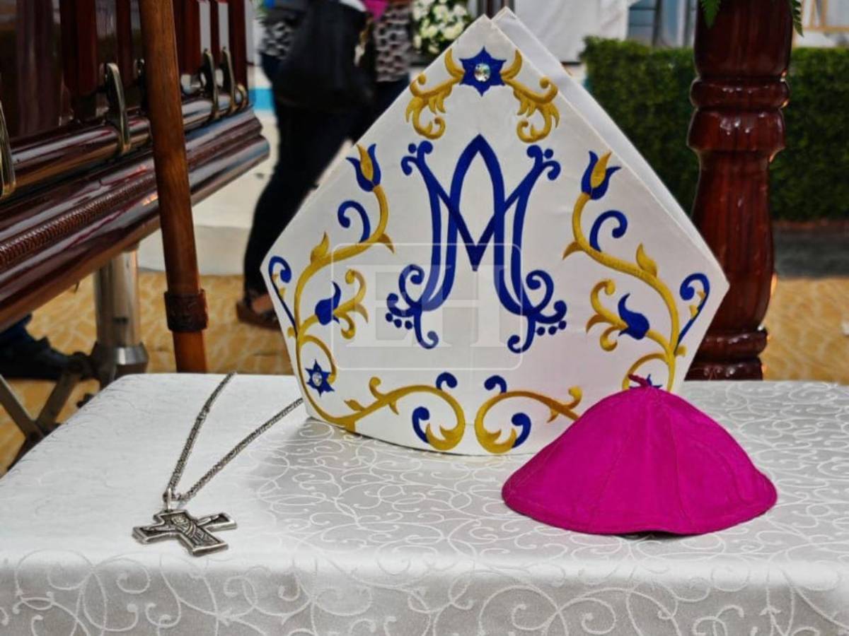 Feligreses se despiden de monseñor Teodoro Gómez en su velatorio en Choluteca