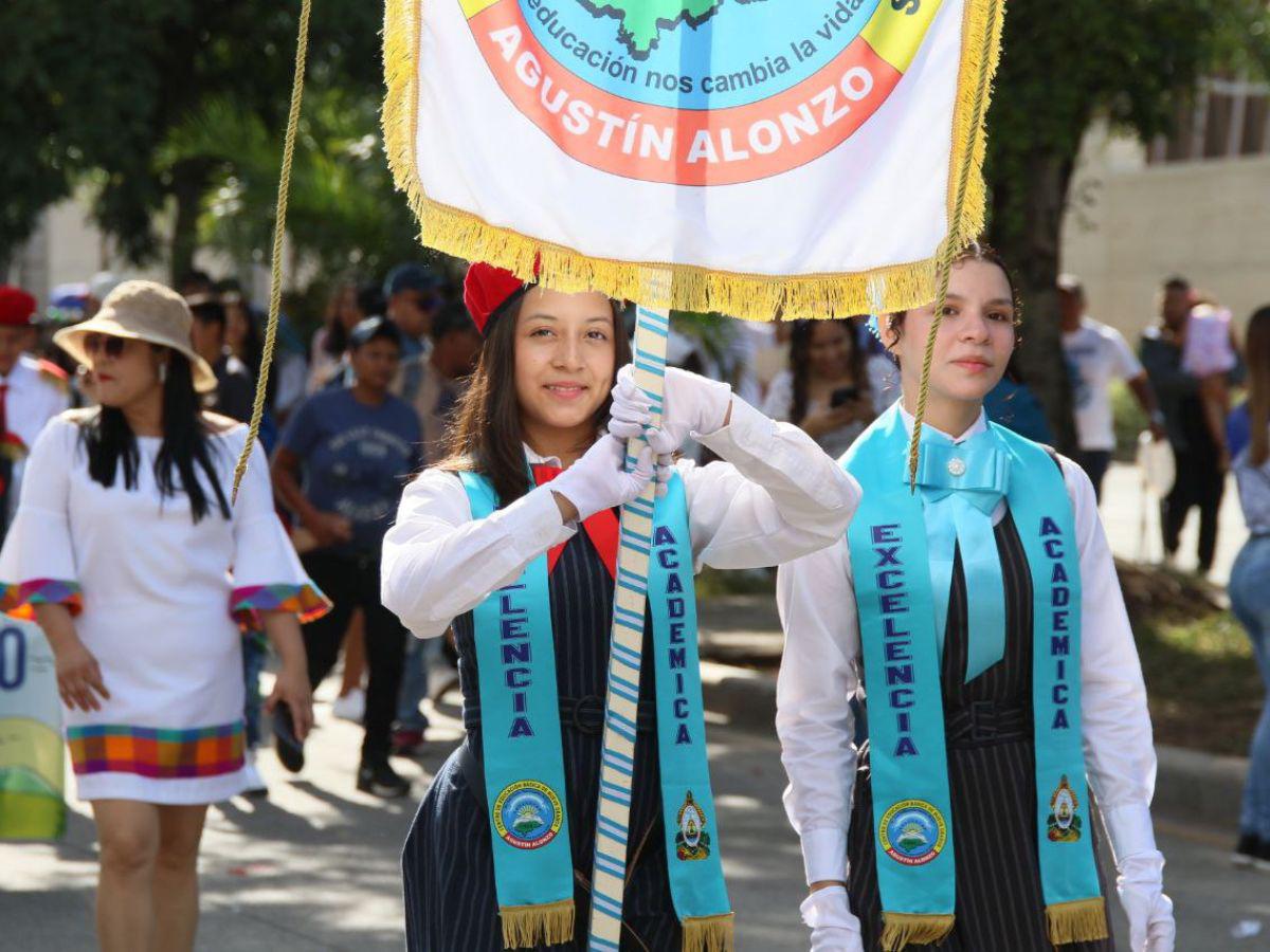 Los pequeñines que dan la milla extra también llenan de orgullo y excelencia los desfiles