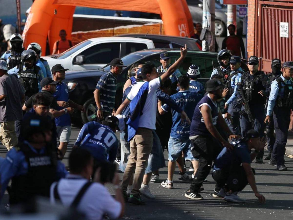 Policía busca a responsables de disturbios en alrededores del Estadio Nacional