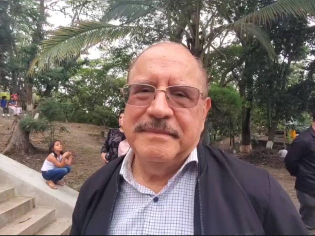 Con alegría y emoción: Así llegó a votar Hugo Noé Pino, vicepresidente del CN