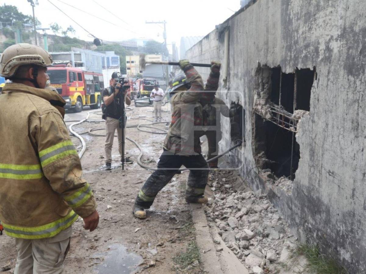 Rostros fatigados y seis horas sofocando las llamas: bomberos continúan con el rescate tras incendio
