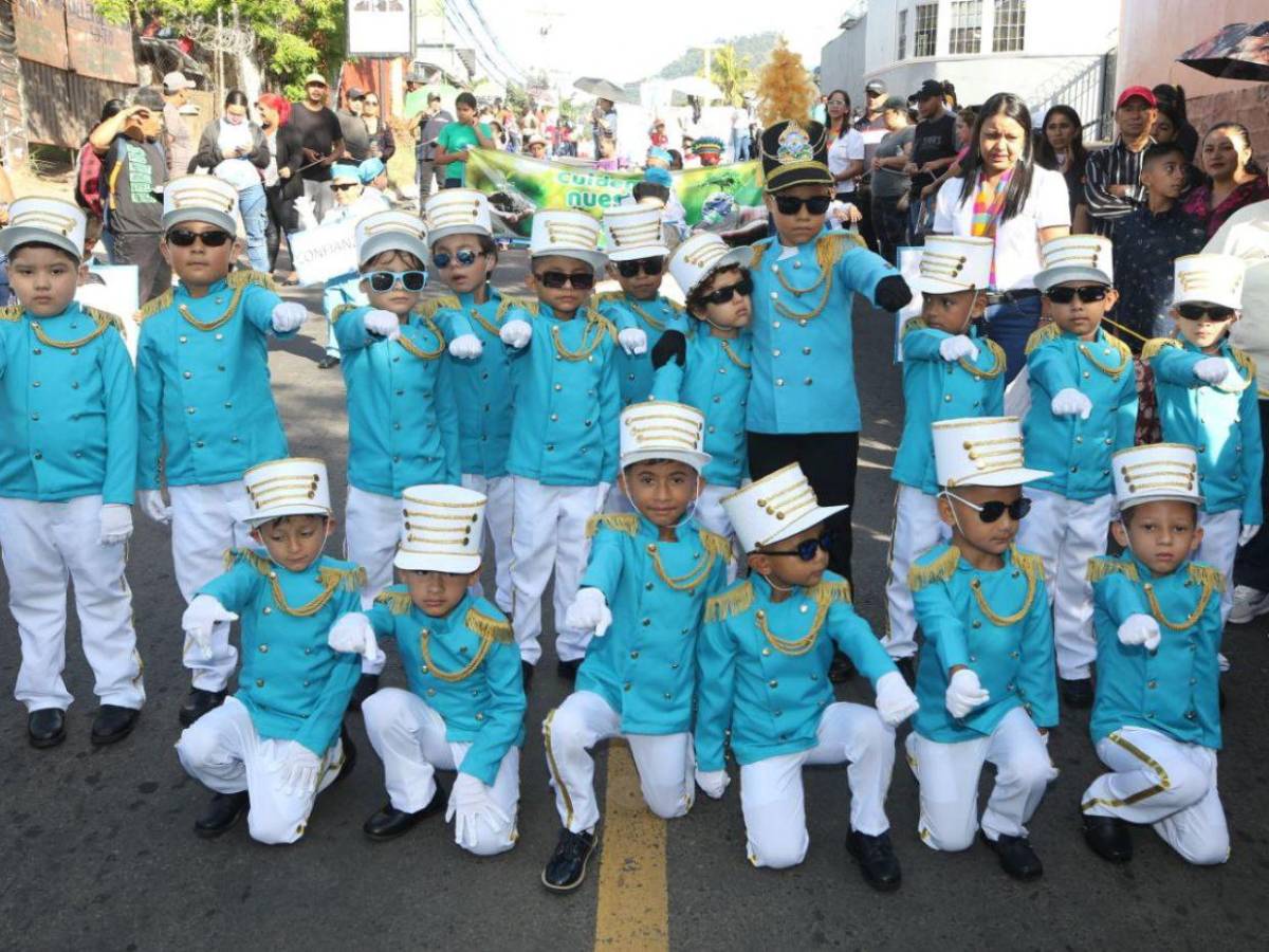 Portando los colores patrios, niños de preescolar rinden homenaje a Honduras