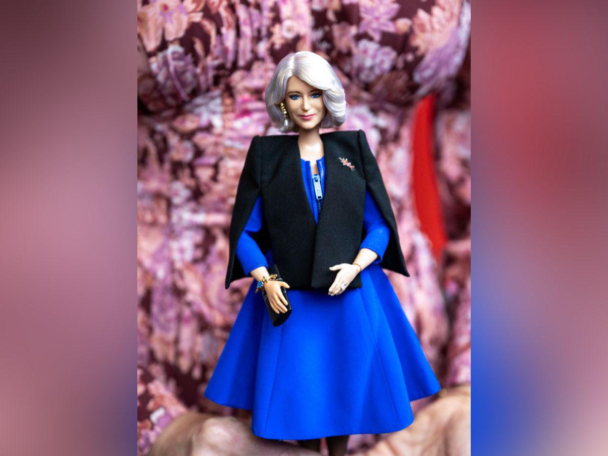 Reina Camila recibe una Barbie a su imagen y semejanza