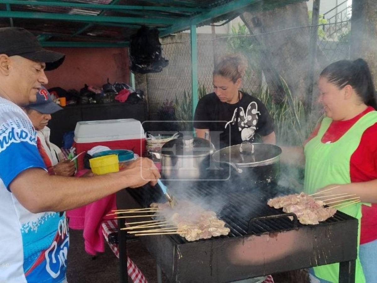 Emprendedores aprovechan los desfiles patrios para llevar sabor y color a las calles