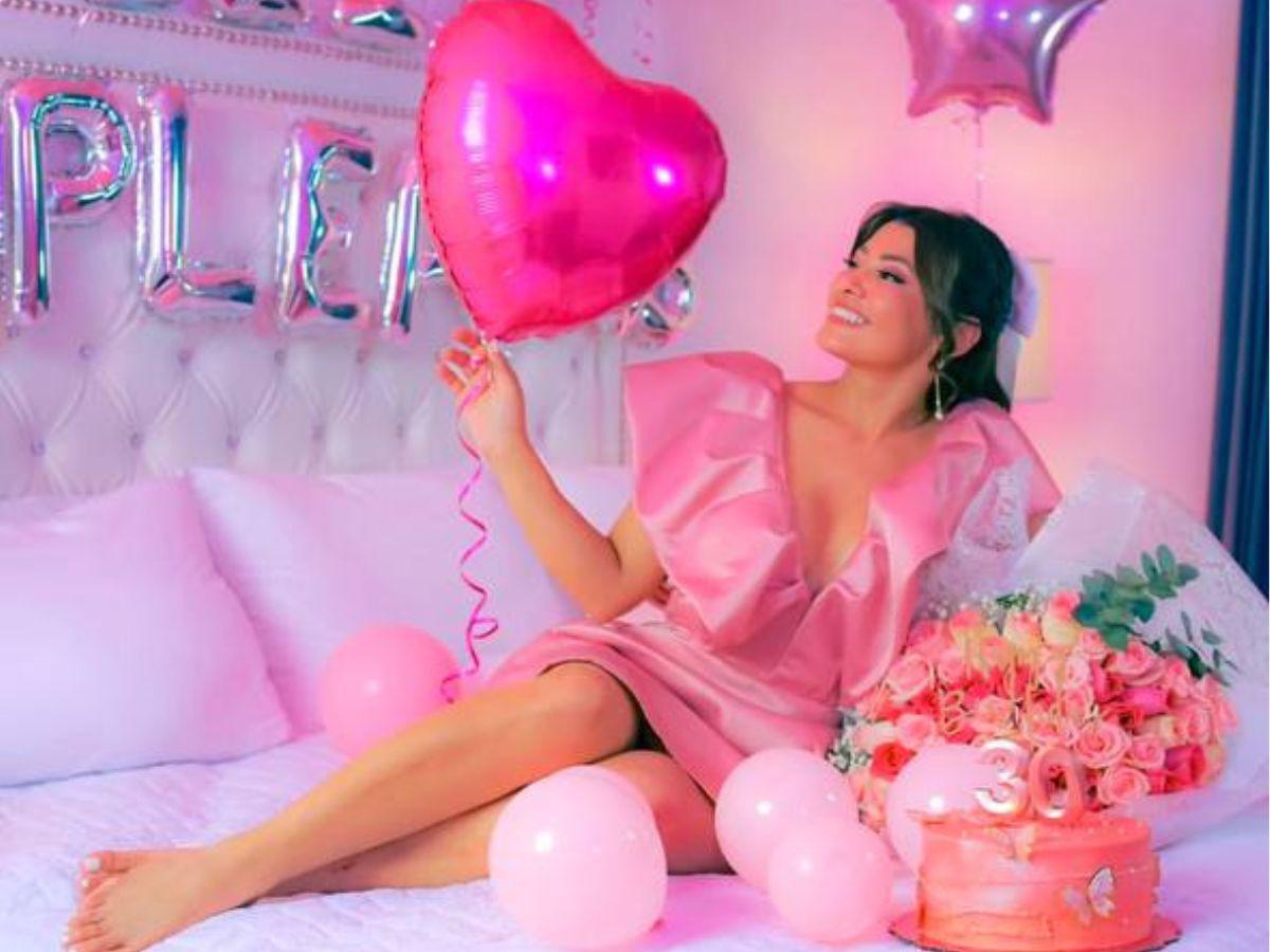 ¡Bienvenidos los 30! Milagro Flores celebra con romántica cena y espectaculares fotos su cumpleaños