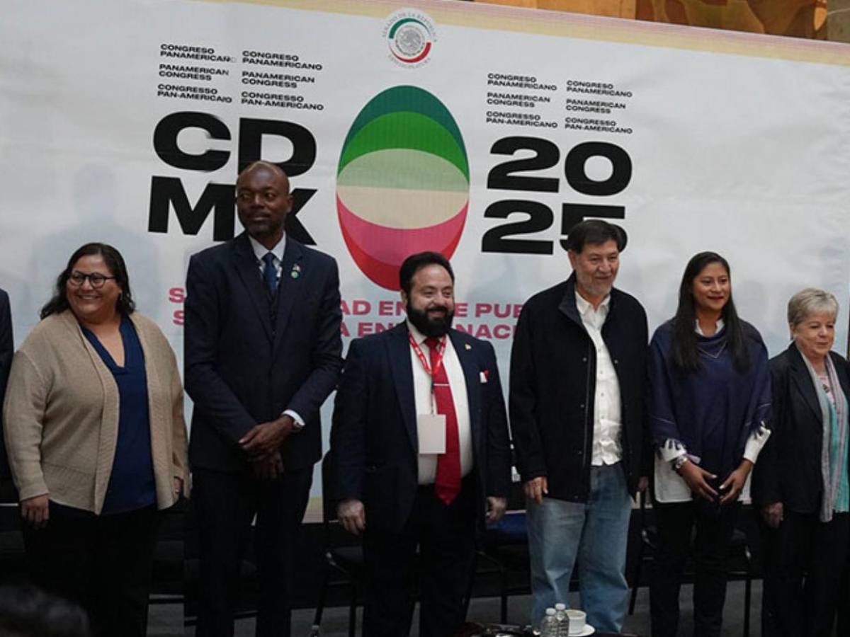 Luis Redondo, captado en restaurante en México con su pareja durante viaje de diputados