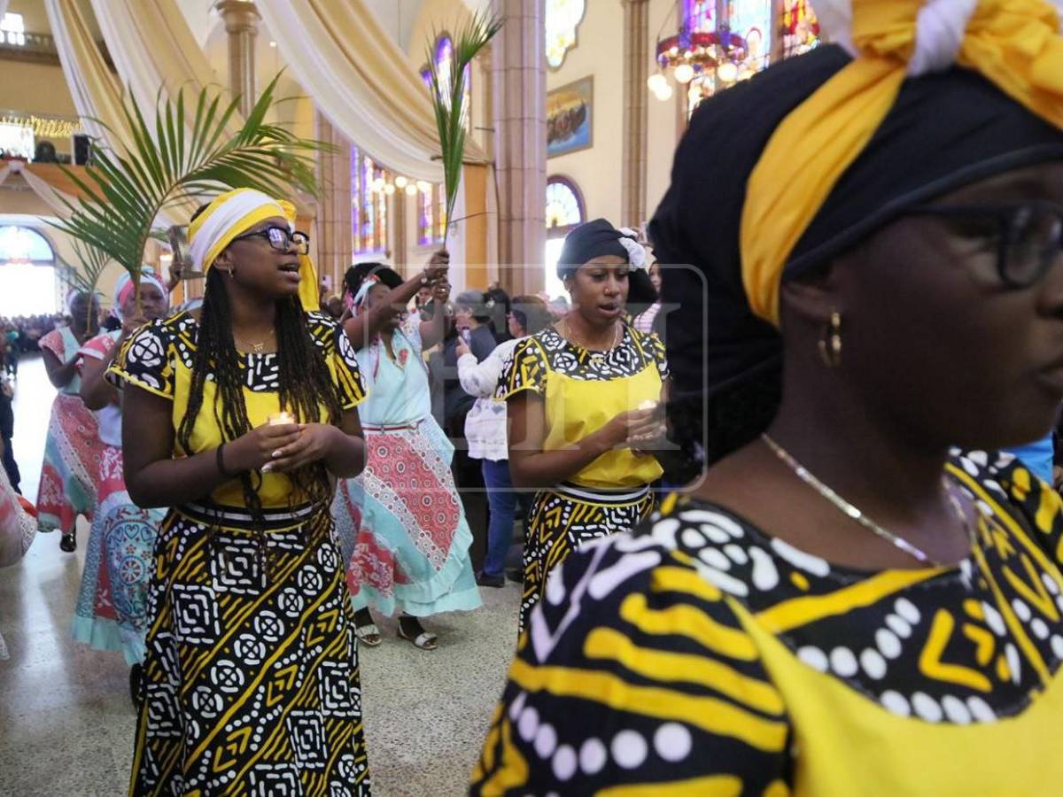 Con kazzabe y música ancestral, garífunas rinden devoción a la Morenita