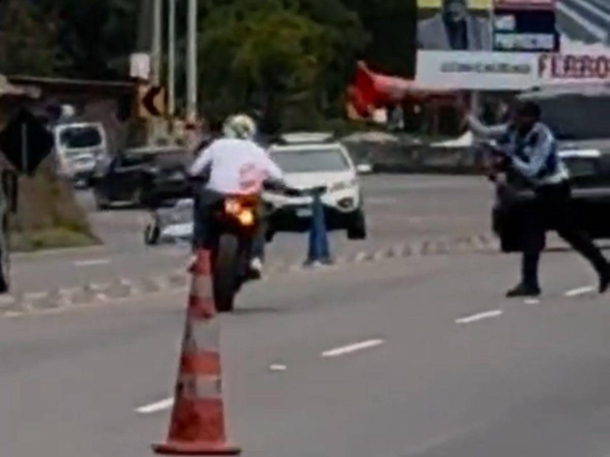Cuadro a cuadro: Así fue el momento que Policía noqueó a motociclista que evadió operativo