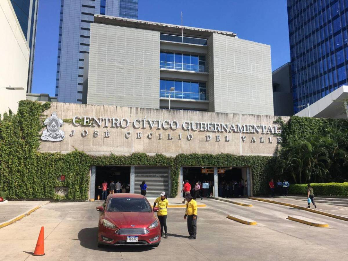 “No al cobro abusivo”: Empleados del CCG protestan por aumento en tarifa del parqueo