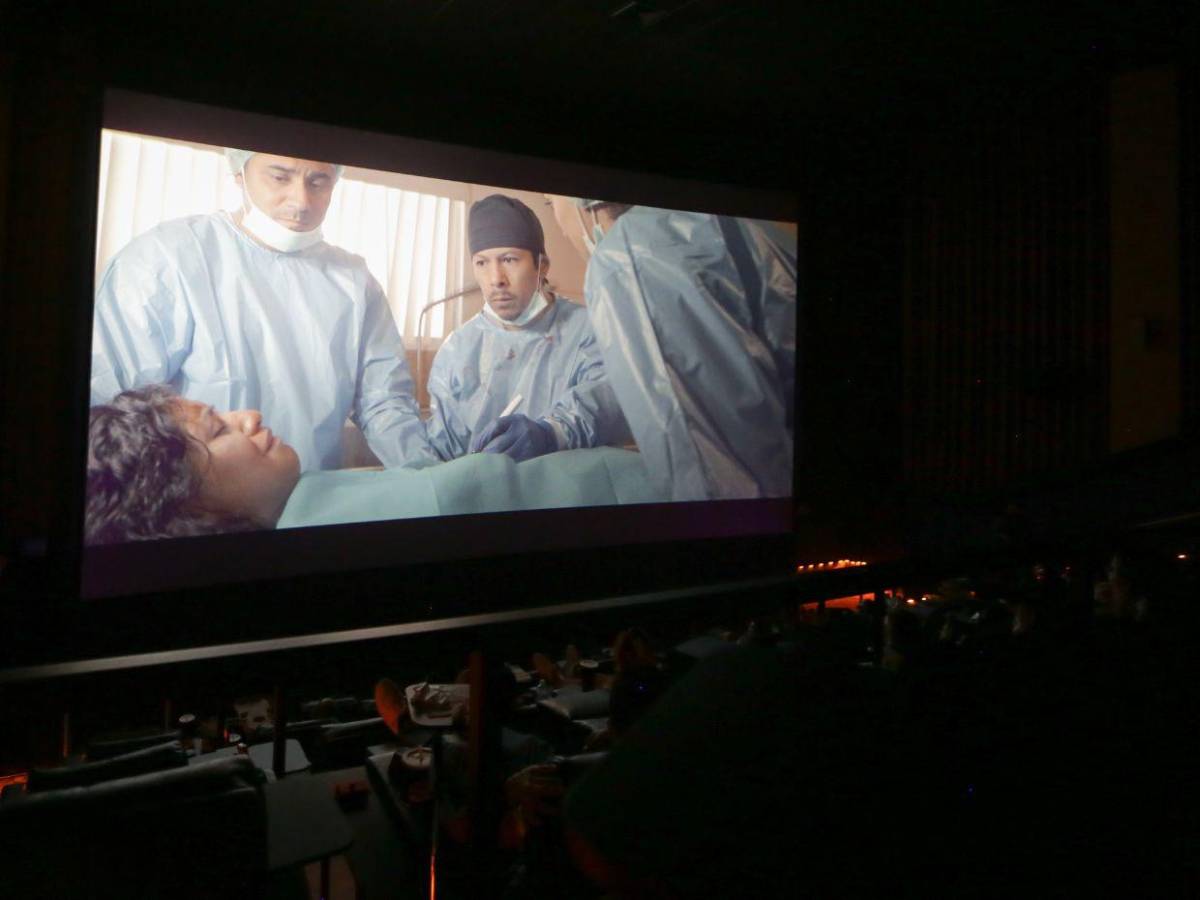 Elenco de “La confesión” asiste a la premier de la película en Honduras