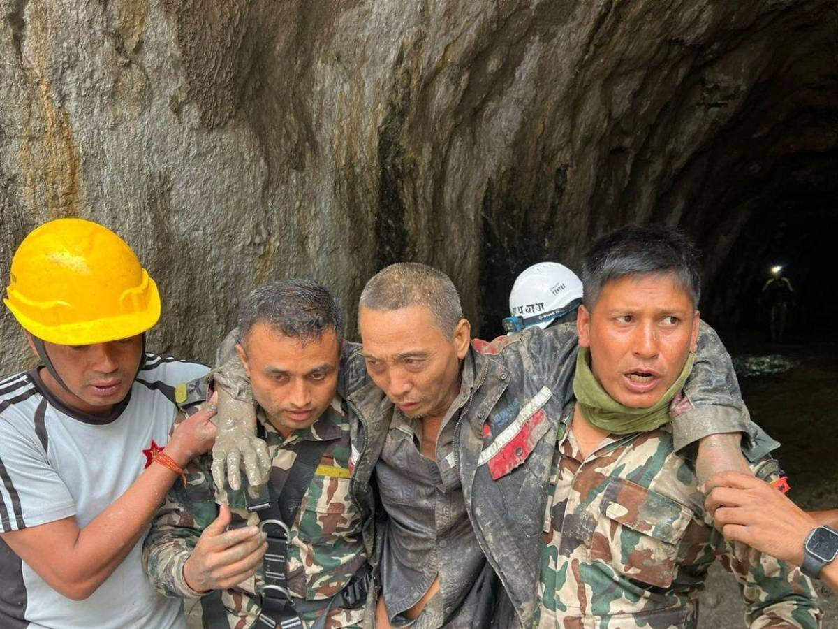 Más de 5,000 personas siguen desaparecidas en Nepal tras riada que dejó 1,367 cuerpos recuperados