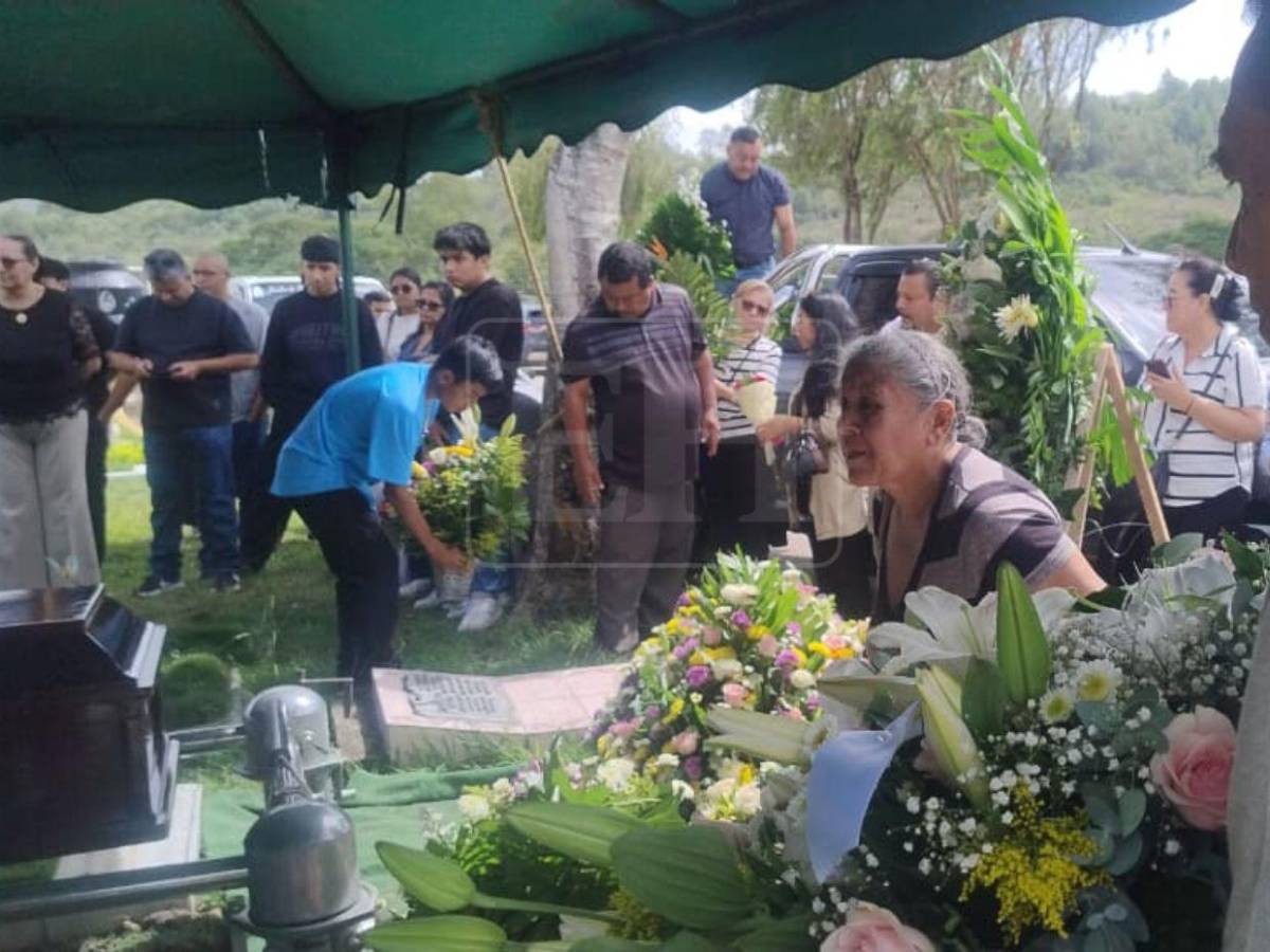 Con flores, palabras de amor y aplausos: así despiden a la periodista Bessy Carolina Martínez