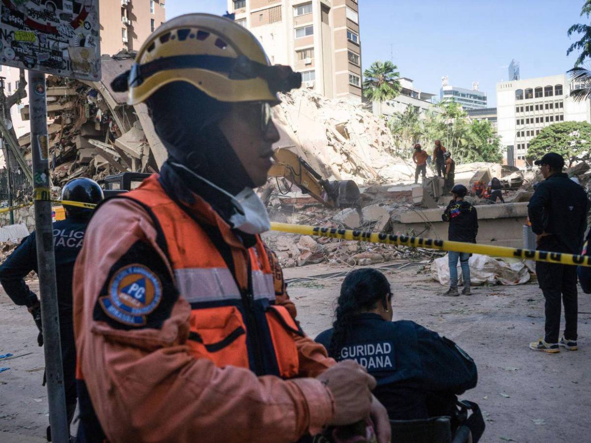 Bajo escombros buscan en Caracas a más víctimas tras los terremotos en Venezuela
