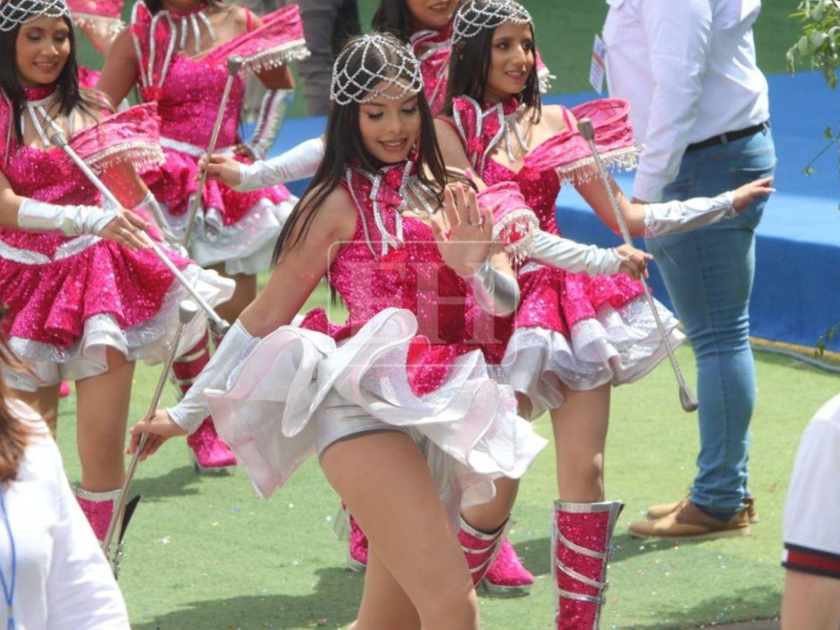 De trajes espectaculares a coreografías únicas: las palillonas que destacaron en los desfiles 2026