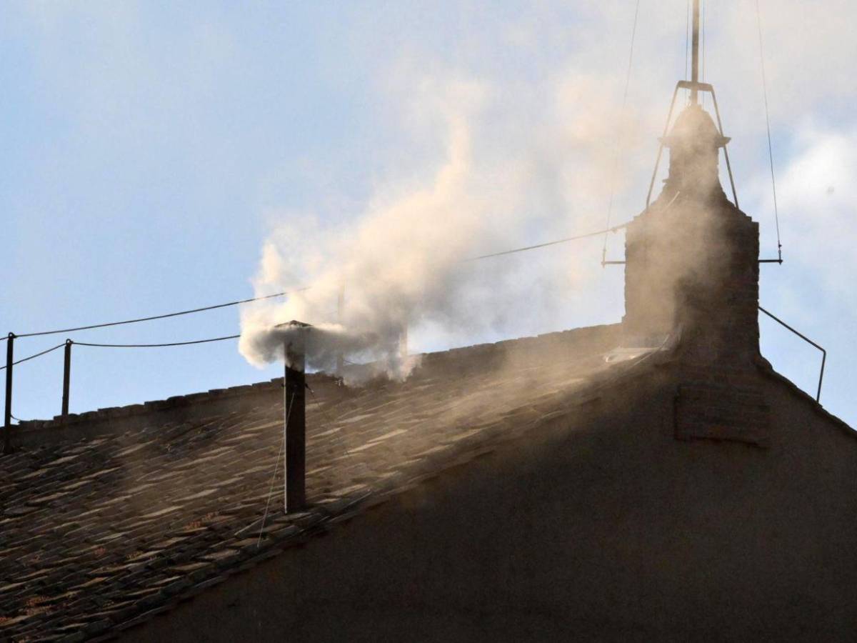 Entre fumata blanca y campanas: así fue el anuncio tras la elección del nuevo Papa