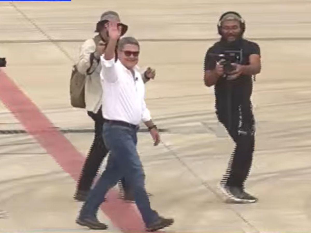 Momento en que Juan Orlando Hernández bajó del avión en Honduras y abrazó a su familia