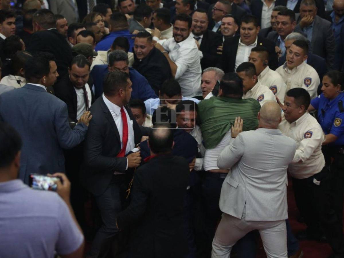 Caídas, empujones y humo: así se vivió aprobación de denuncia para juicio político a Johel Zelaya