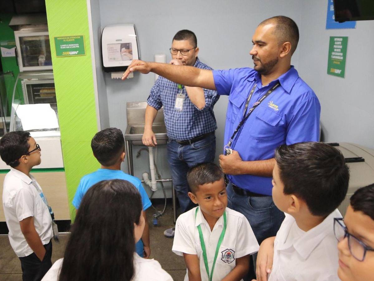 Los héroes ecológicos de Escuelas Amigables llevaron su alegría a Walmart