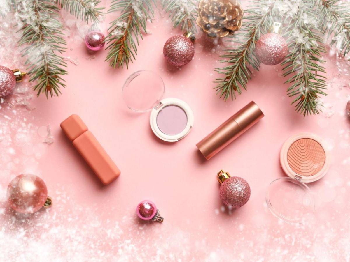 El glacial look arrasa esta Navidad 2025: cómo lograr el maquillaje más viral de la temporada