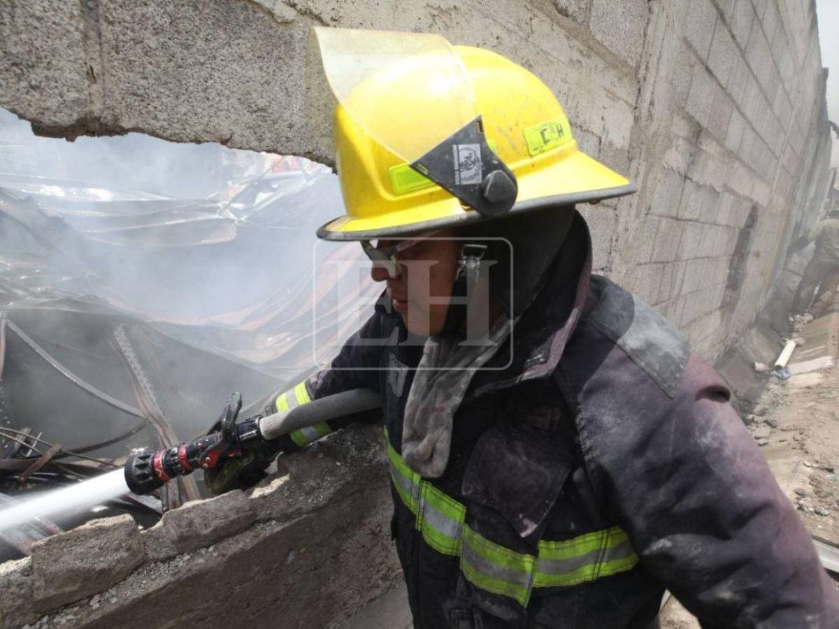 Rompiendo paredes: bomberos siguen buscando a desaparecidos en bodega del anillo periférico