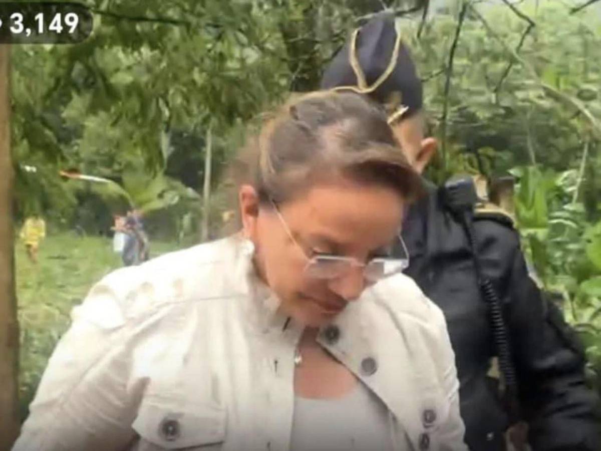 Aterrizaje forzoso en Cortés: el momento exacto en que Xiomara Castro baja del helicóptero