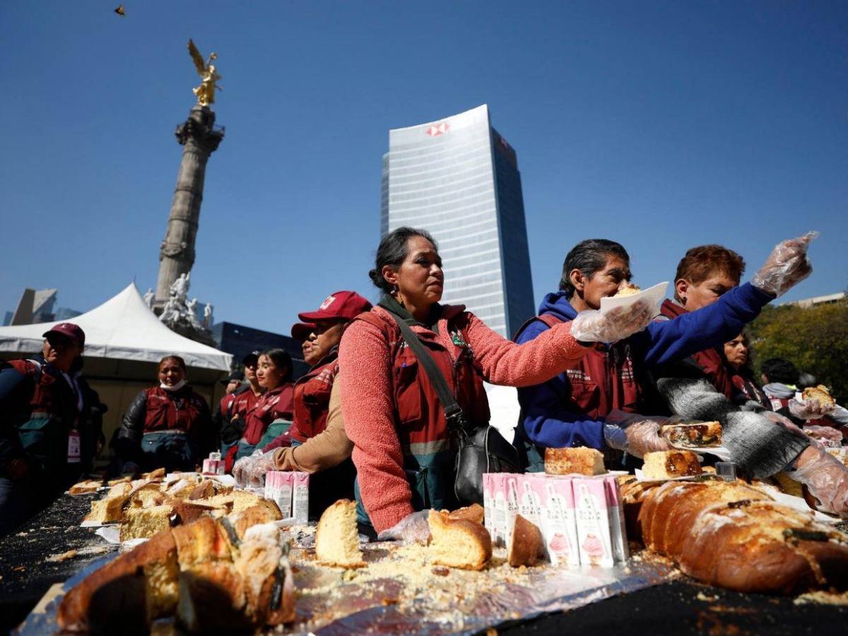 Entre sonrisas y filas interminables, miles disfrutan la mega rosca de Reyes en CDMX