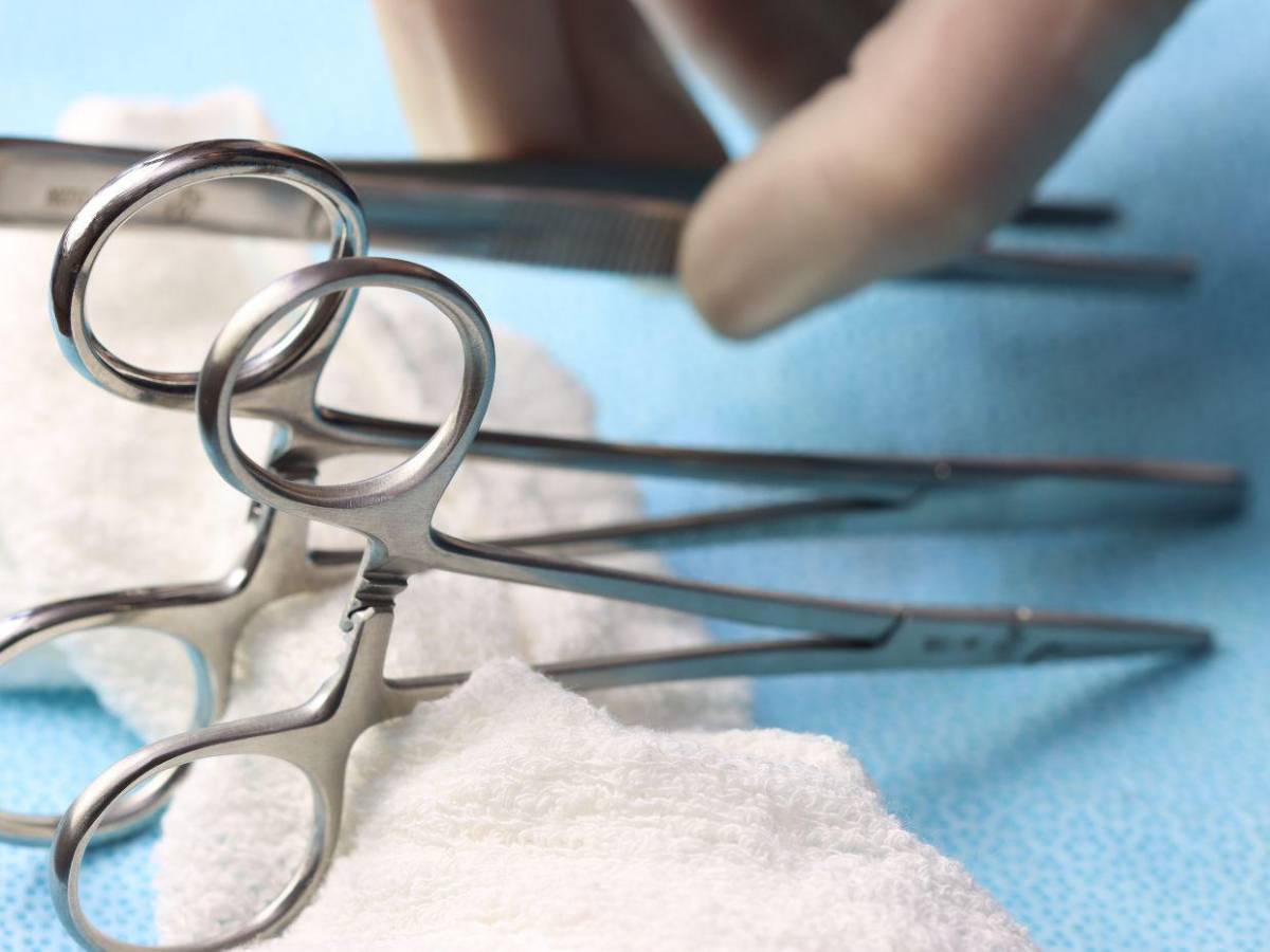 Mujer descubre tijeras olvidadas en su abdomen siete meses después de cirugía estética
