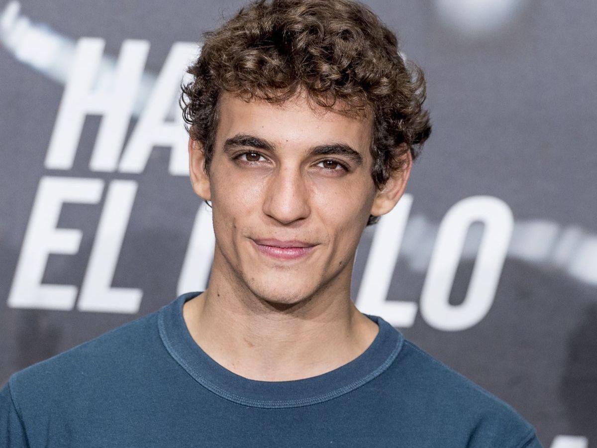 Miguel Herrán es ganador del premio Goya al Mejor actor revelación en 2016. Se hizo ampliamente conocido por su papel de “Río” en la serie “La casa de papel” y de Christian en “Élite”.