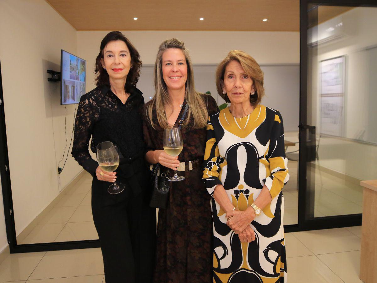 Refinado brindis por el lanzamiento de Zima Uno