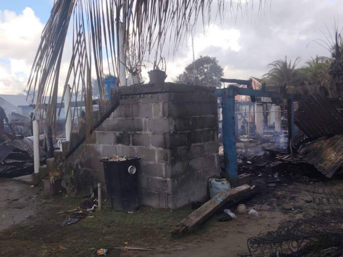 En fotos: el alcance de los daños a viviendas por potente incendio en Guanaja