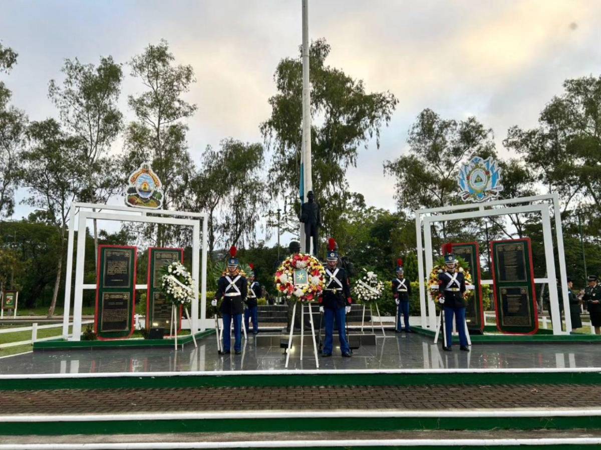Con guardia de honor y ofrendas florales, conmemoran el Día del Soldado Hondureño