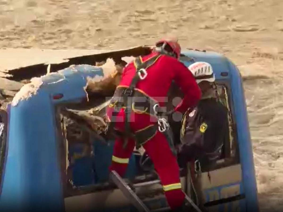Las imágenes tras caída de un puente que dejó dos muertos en Perú Las imágenes tras caída de un puente que dejó dos muertos en Perú