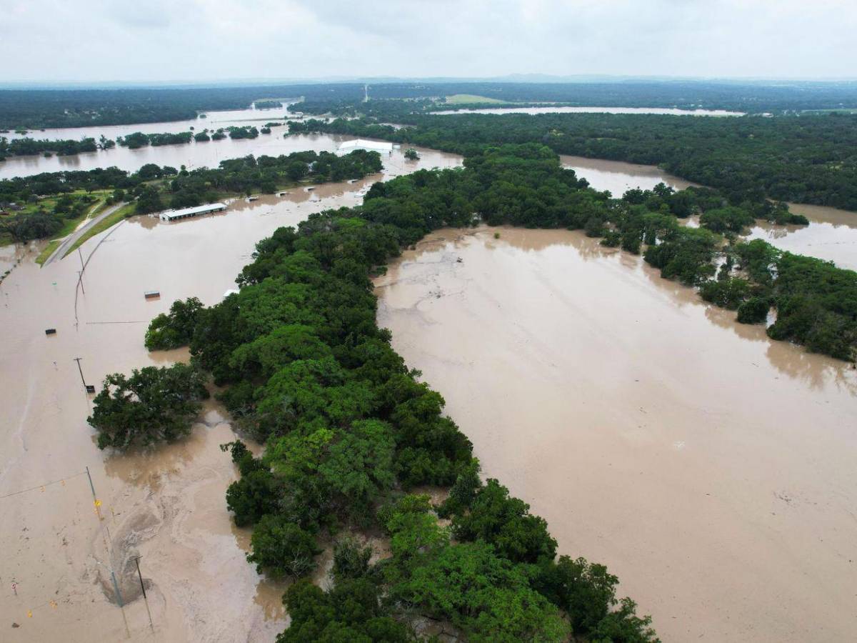Nuevas inundaciones golpean Texas: un muerto y más de 70 rescates de emergencia
