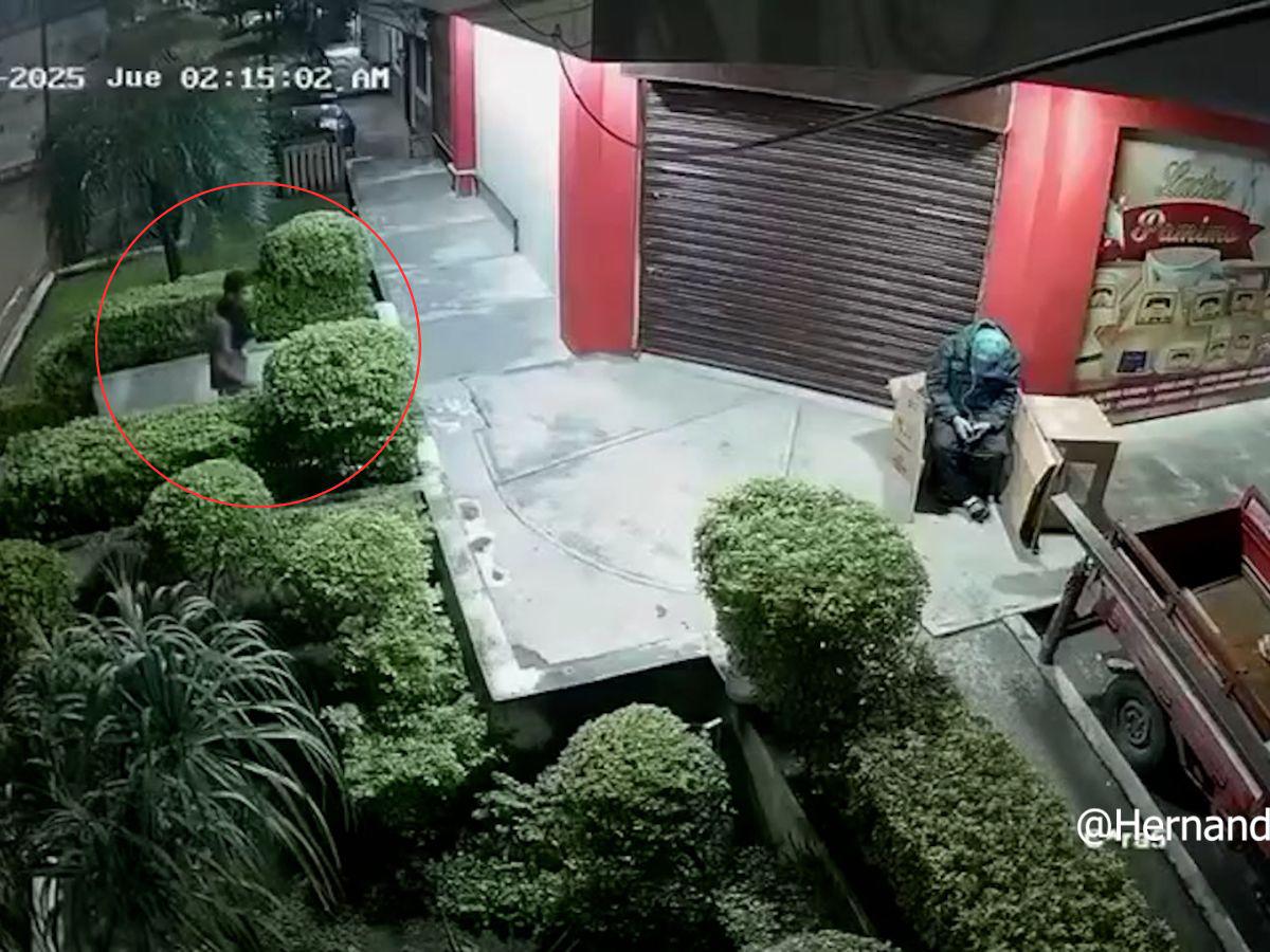 Cuadro a cuadro del ataque de un asaltante a un guardia de la tercera edad en La Ceiba