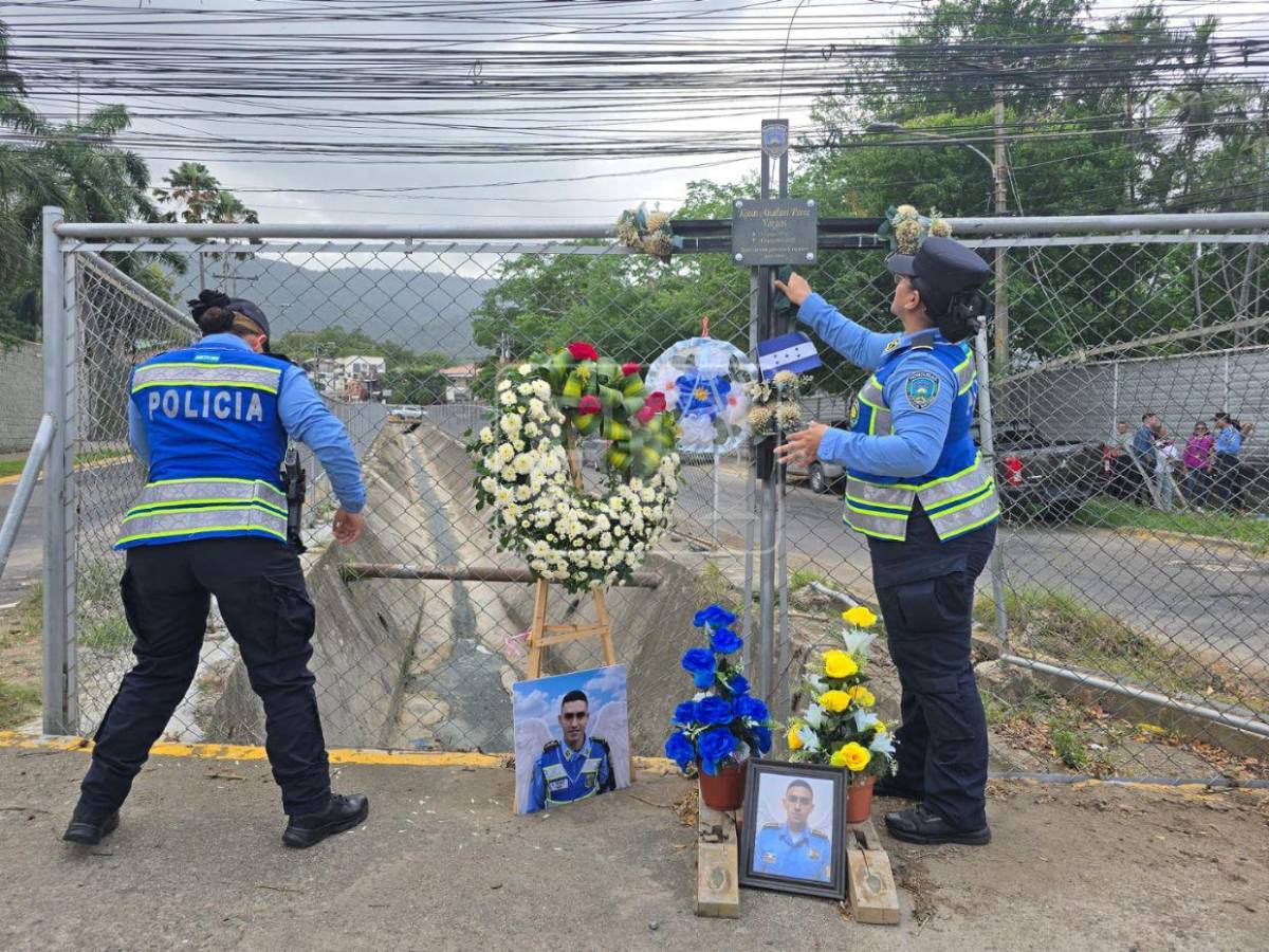Emotivo homenaje a Kevin Pérez, policía que murió tras lanzarse a una quebrada para salvar a dos niños en SPS
