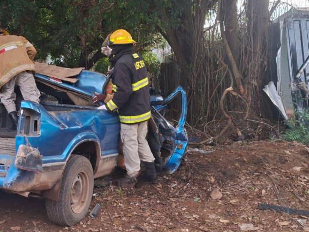 Brutal accidente deja tres personas atrapadas dentro de un vehículo en Catacamas