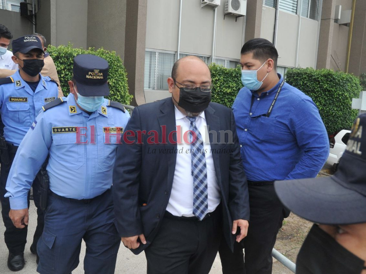 Abogado de JOH llega a la Corte para conocer si hay algún proceso legal en su contra