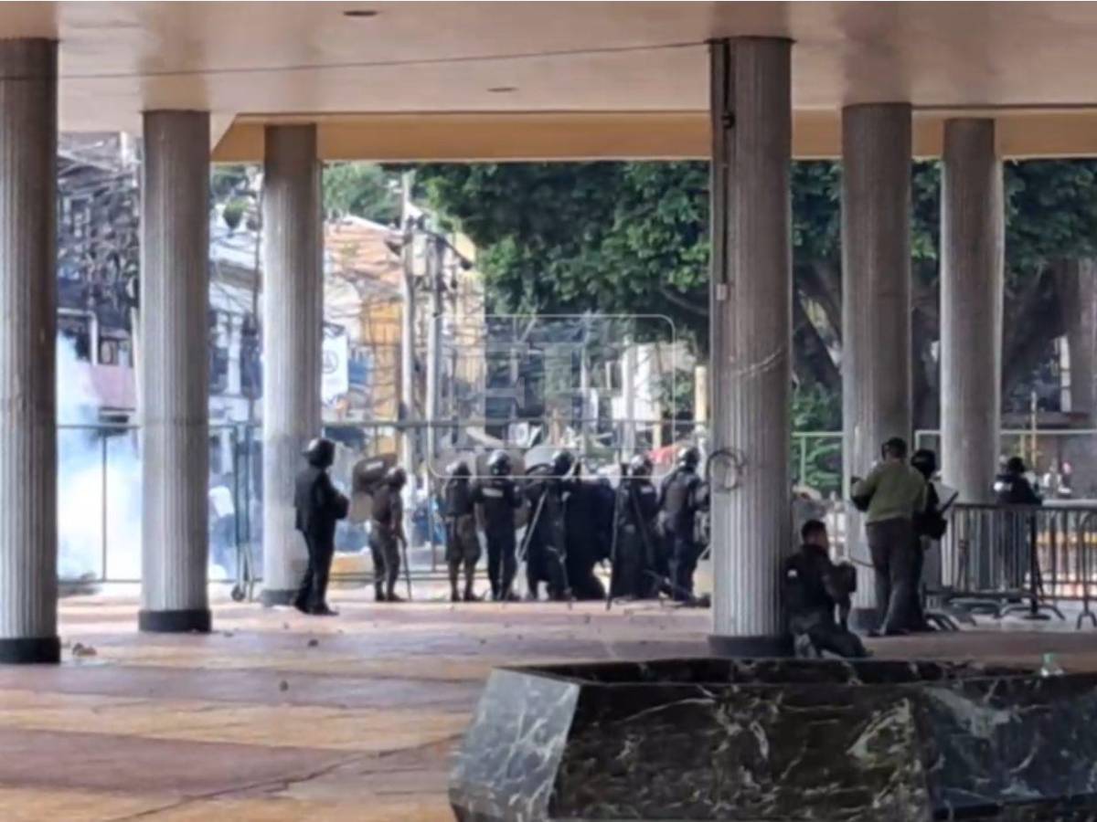 Gas lacrimógeno y piedras: distubios frente al CN tras protesta de estudiantes de la UNAH