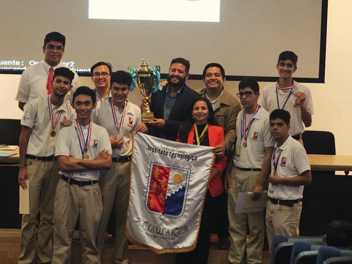 Delegación de Francisco Morazán siendo galardonada como la “Mejor Delegación” en la III Olimpiada Hondureña de Química, celebrada en la ciudad de Tegucigalpa en noviembre de 2023.