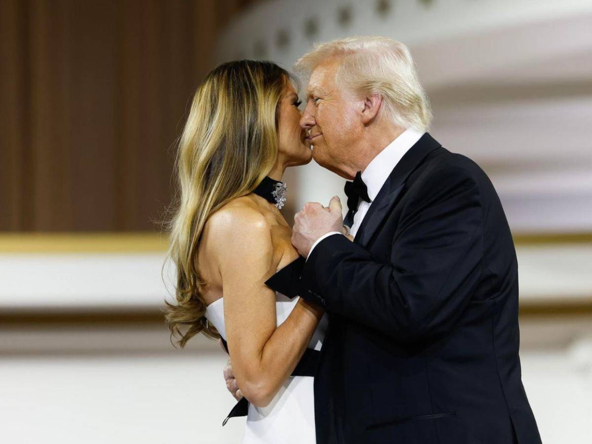 En fotos: el incómodo momento de Melania y Donald Trump durante el baile de gala