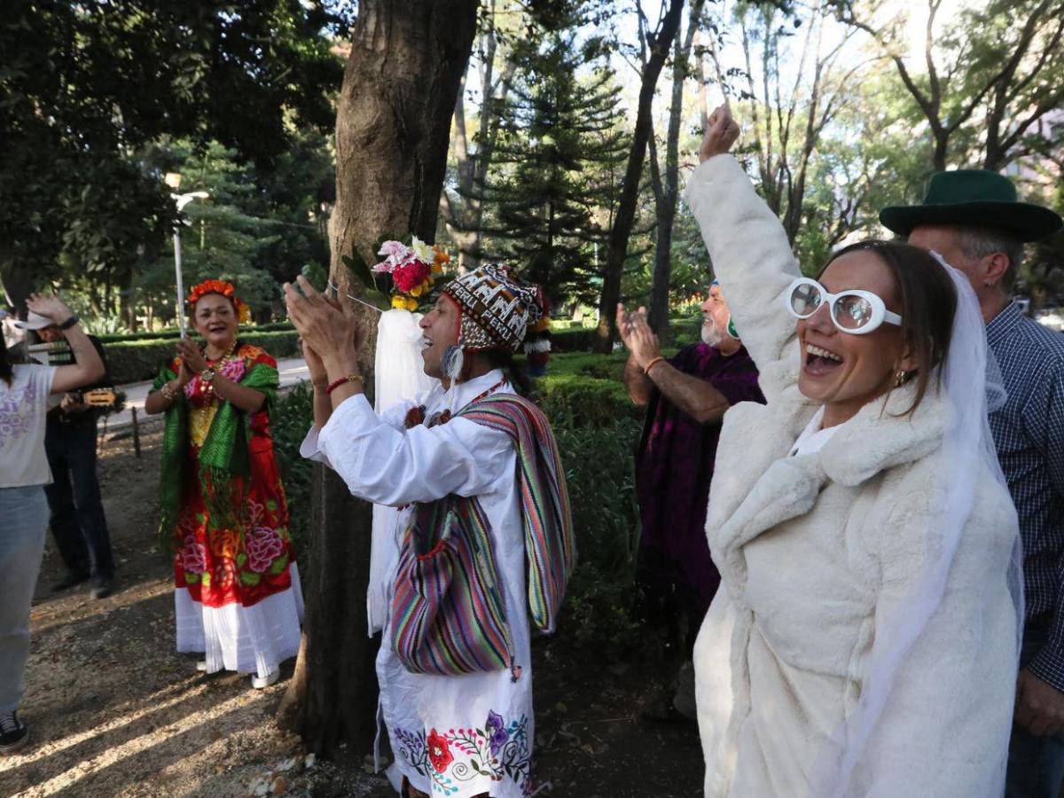 Una boda poco común: 11 personas “se casan” con un árbol en CDMX para alzar la voz contra la deforestación