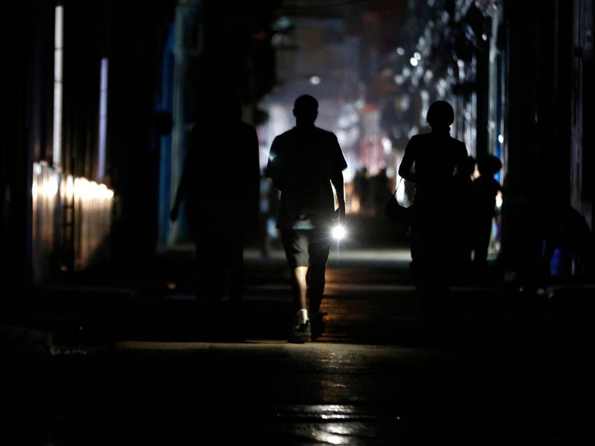 Cuba, tras 16 horas en apagón total, da primeros pasos para recuperar la luz