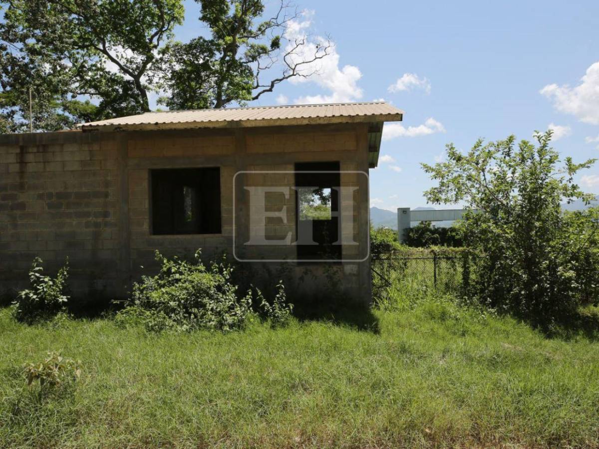Maleza, techos dañados y módulos inconclusos: el abandono de la cárcel de Naco