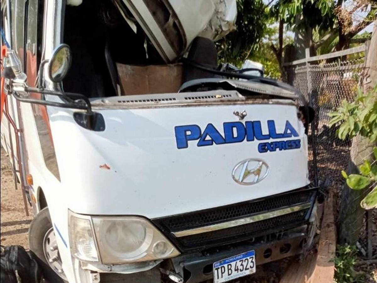 La caótica escena que dejó la colisión de un bus contra varios vehículos en Guaimaca