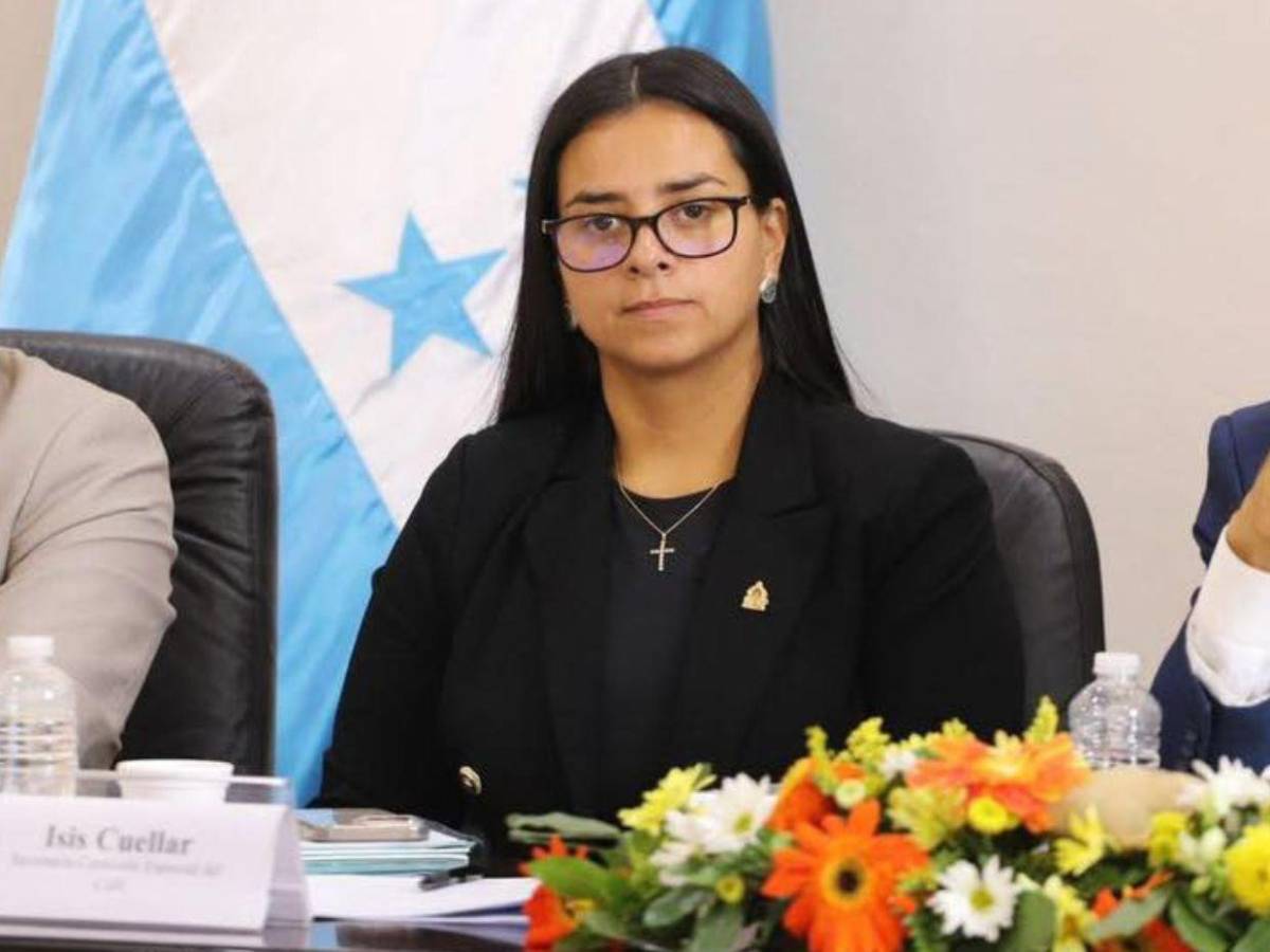 Luego que joven le rechazara L20 mil, Isis Cuéllar ahora entrega L100 mil en Copán