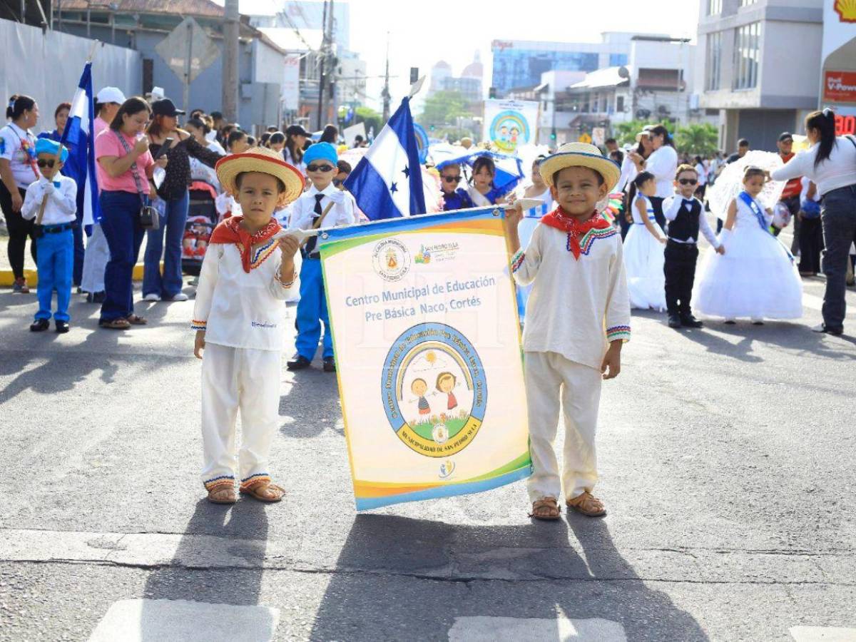 Escuelas inundan de color y fervor patriótico las calles de San Pedro Sula