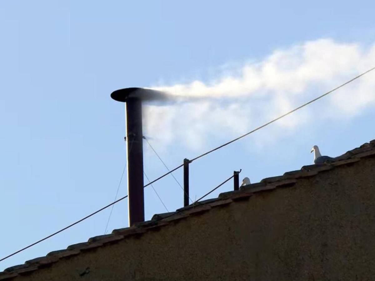 Entre fumata blanca y campanas: así fue el anuncio tras la elección del nuevo Papa