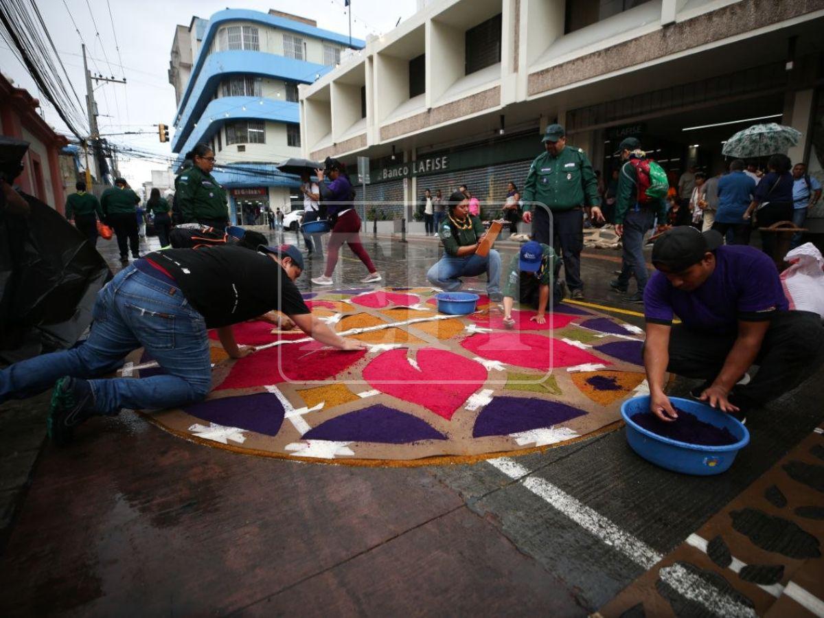 El centro de Tegucigalpa se pinta de colores con las alfombras de aserrín para el Domingo Santo