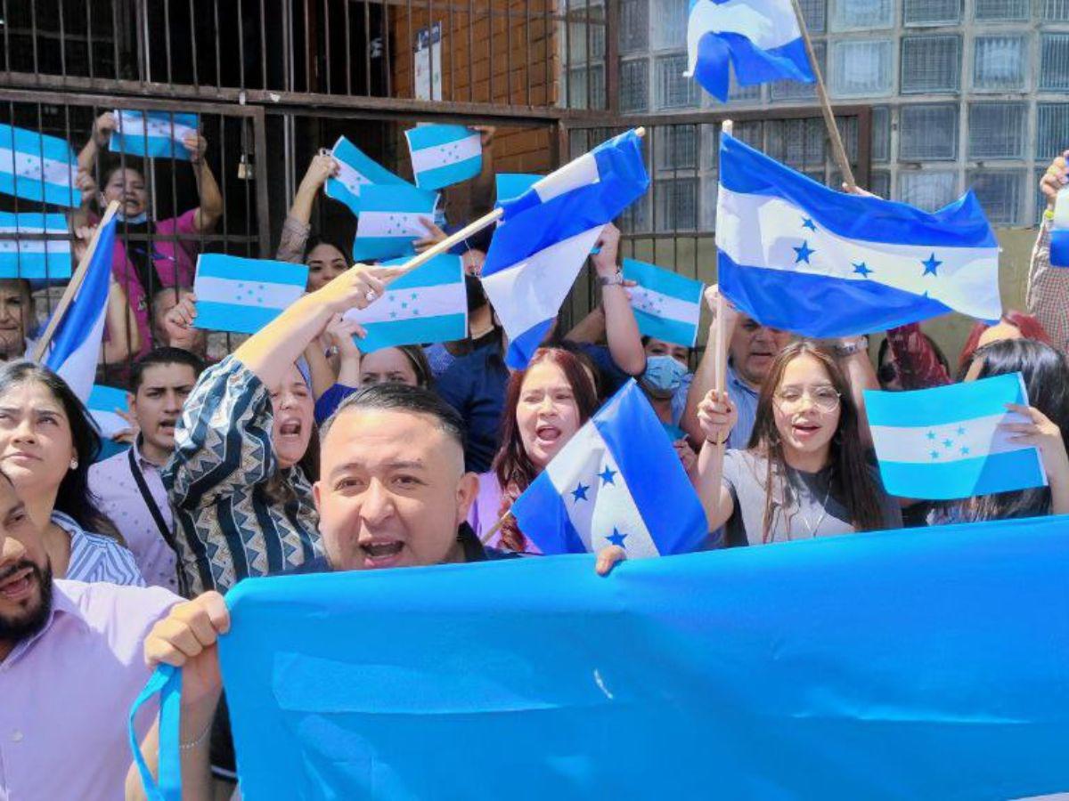 ¡Cossette, no estás sola!: protestan frente al CNE mientras la ATIC asegura documentos