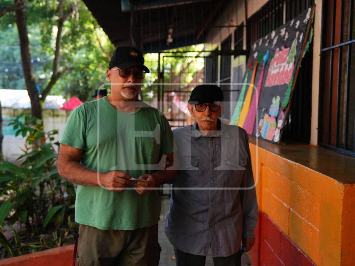 En silla de ruedas y bastones, personas de la tercera edad llegan a defender su voto